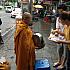 早起きしてタイの仏教文化を経験しよう！