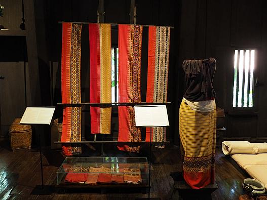 タイルー族の伝統的な織物。