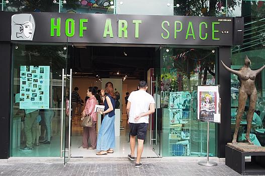 HOF WRT SPACEという建物の一角で、立体作品の競作展をやっていました。