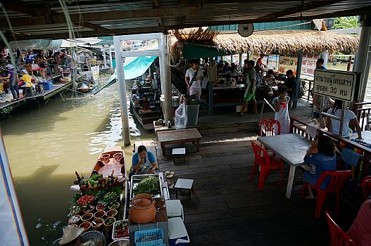 ﾀﾘﾝﾁｬﾝ水上ﾏｰｹｯﾄ
小舟で売られている料理はどれも低価格でとても美味しいです。