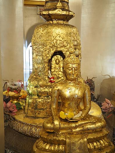 山上の仏塔には金箔を貼られた仏像が四方に置かれている。