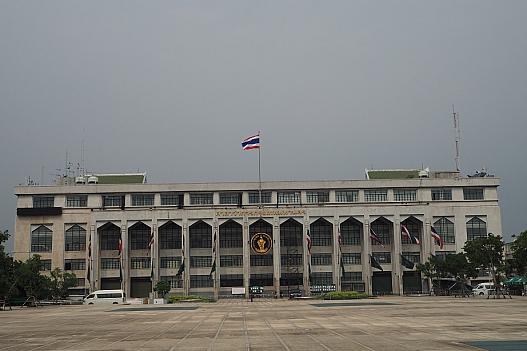 ワット・スタットの正面はバンコク都庁舎。
