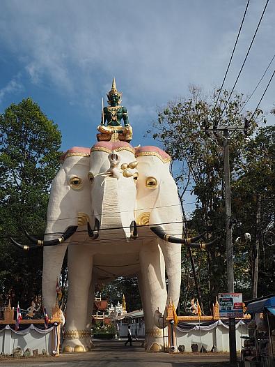 寺院入口の象に乗った神像。