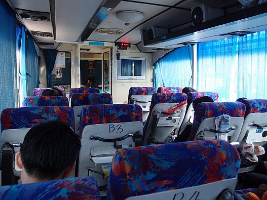 ピチット行は出入り台ドア付4列シートの１等バス。バンコク北(モーチットマイ)バスターミナル発。