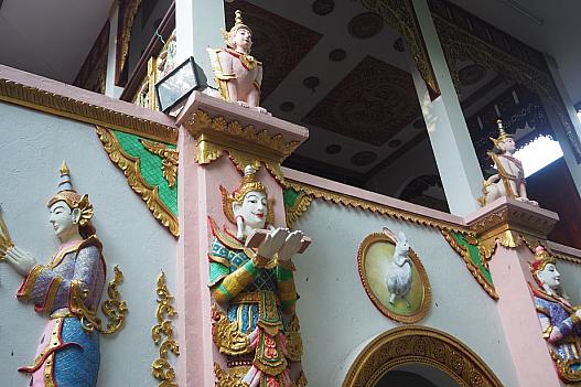 タイヤイ様式の寺院。書物(仏典)を手にする神像。