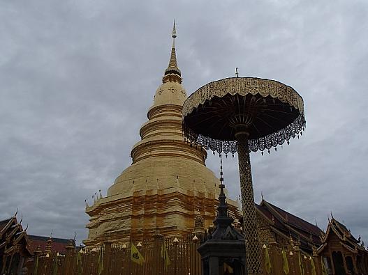 ランブーン市街中心部のワットブラタートハリプンチャイの金色の仏塔。チェンマイのワットドイステープの仏塔に似ている。