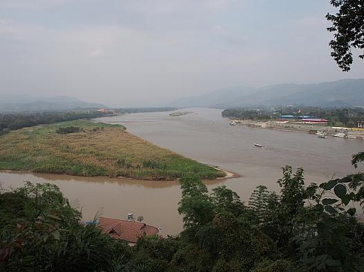 黄金の三角地帯(ゴールデントライアングル)と呼ばれた国境地帯。川の向こう側はミャンマー。右方はラオス。手前はタイ。