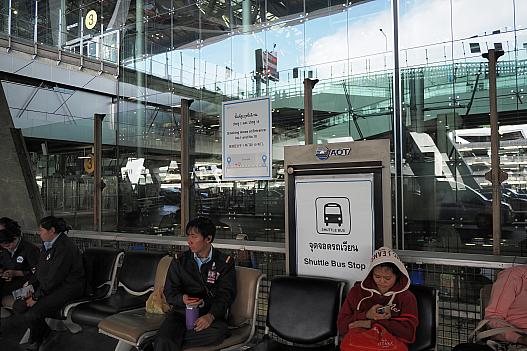 スワンナプーム空港バスセンターへシャトルバス乗り場