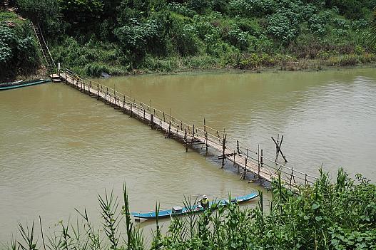 水かさが減ってきたら、橋は簡単に修復できるのだ。