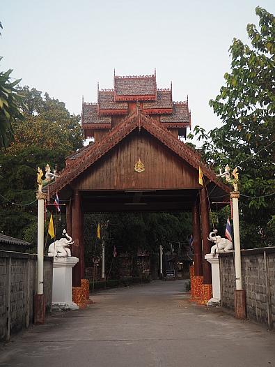 通りから入った小路の寺門。