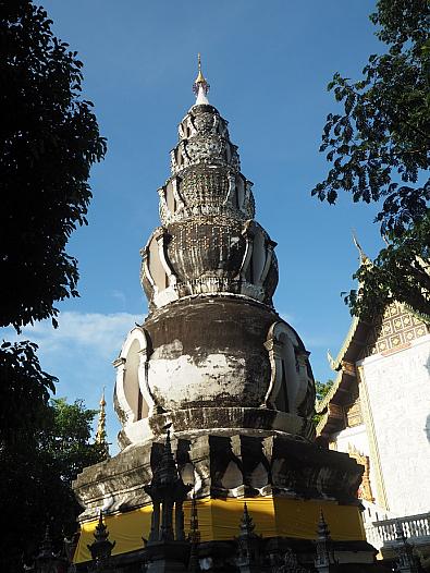 本堂の後ろに仏塔を配置する。