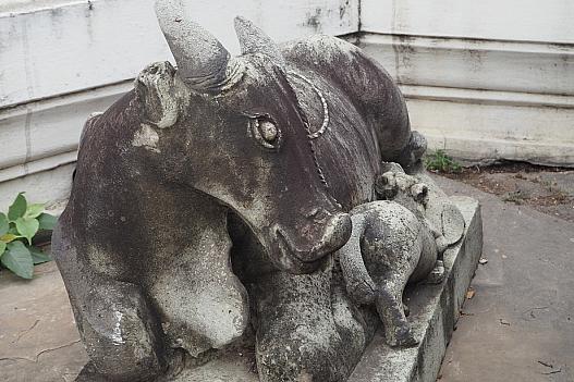本堂に上がる前の石像。子牛に乳を与える母牛像。