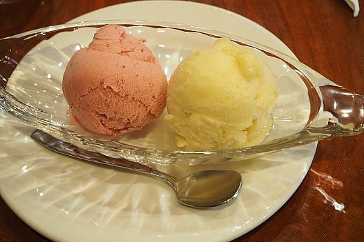 ストロベリー・アイスクリームとマンゴーパッションフルーツ・シャーベット。