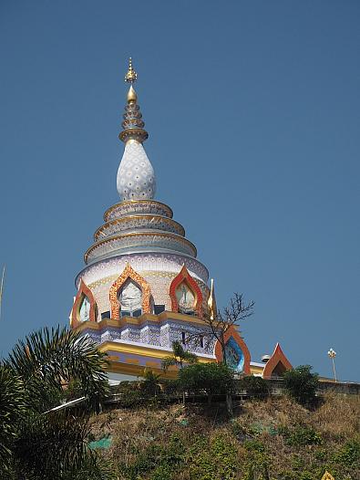 山頂の美しい仏塔。