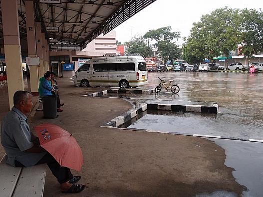 雨のピチットバスターミナル。