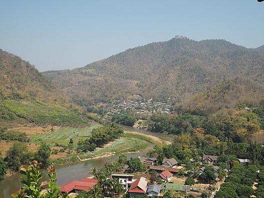ワットタートーンは山上へ仏教的世界観を広げる。山の向こうはミャンマーだ。