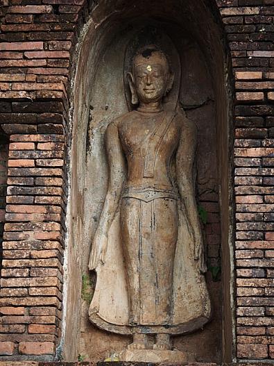 古い遺跡とはいえ、仏龕の仏像はとても良い。