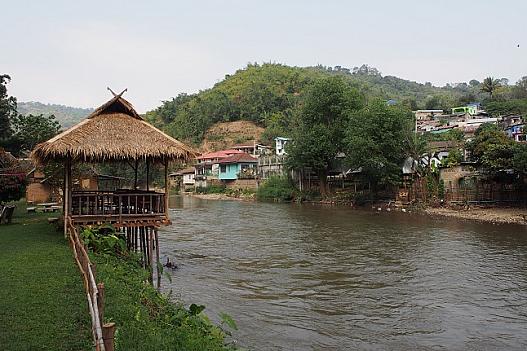 メーサーイゲストハウスからの眺望。この川の向こう岸はミャンマー。