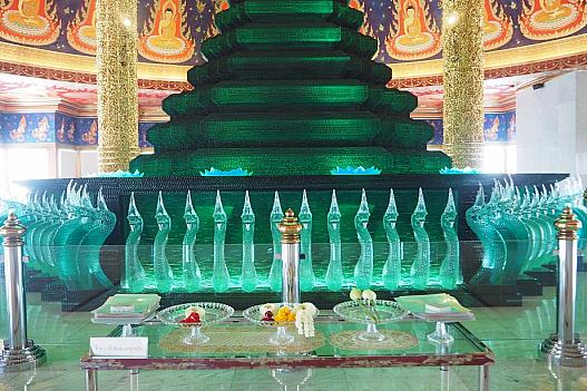 正面の祭壇。仏塔の下方には水晶の蓮花と守り神のナーガ。