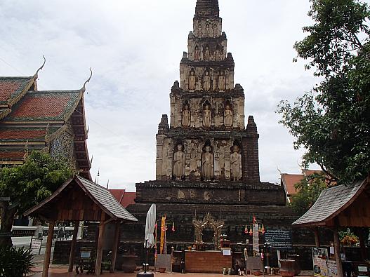 ワットチャマーテヴィー(別名ワットククート)の仏塔。