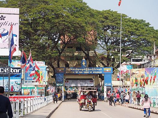 タイのイミグレを通過して、橋を渡ってミャンマー領へ。入国手数料は１０ＵＳＤ。