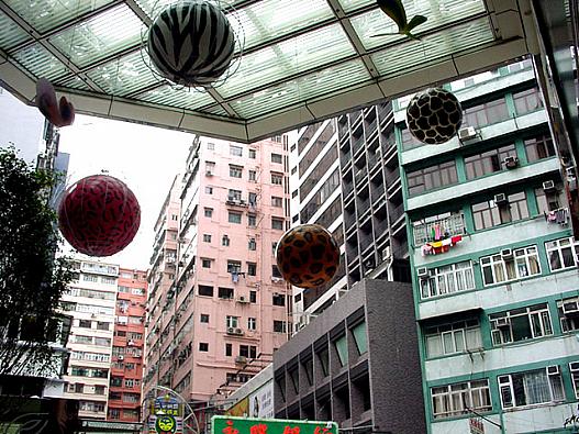 クールなK11の向こうにはいかにも香港なビル