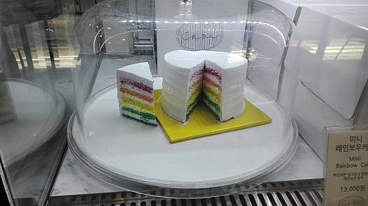 小ぶりの13000ウォン、レインボーケーキは土産用?