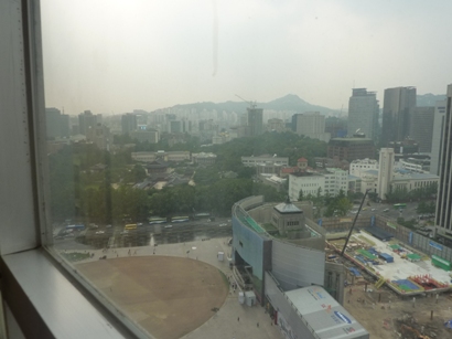 部屋からの眺めです。
市庁と徳寿宮が見えました