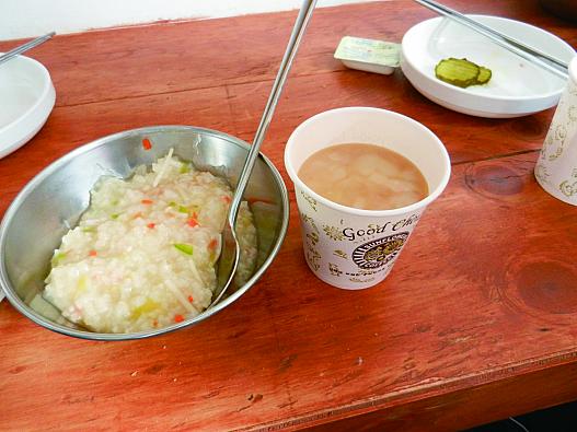 朝食のお粥とコーヒー。他にも食パンとシリアルがありました。