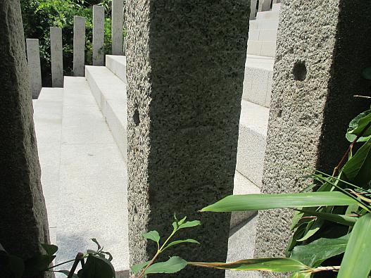 階段に残る十河彌三郎の石柱