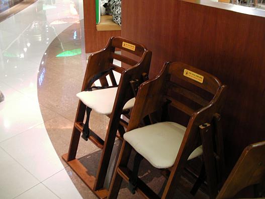 食事をするコーナー入口などに子供用椅子が置いてあります。