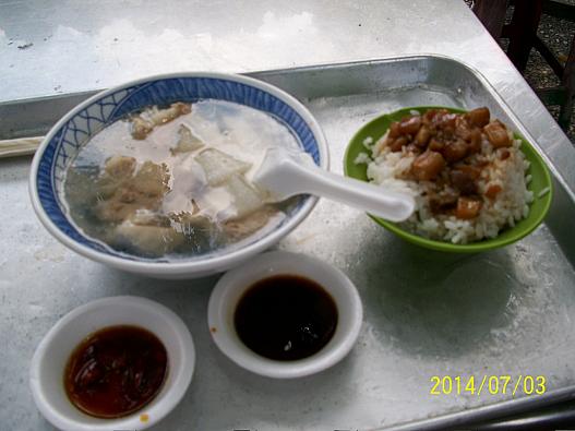 慈聖宮屋台
台湾一の排骨湯と魯肉飯