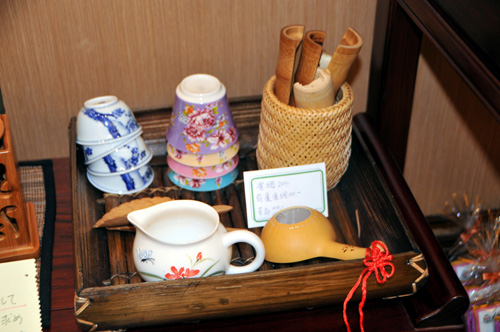 台湾花布という柄の茶杯や、本物のひょうたんを使った茶漉しも珍しい！