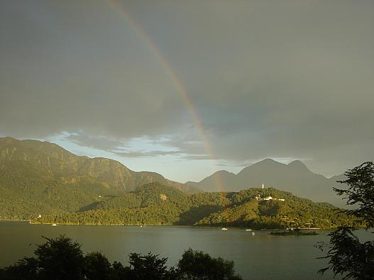 夕方ラルー島にかかる虹