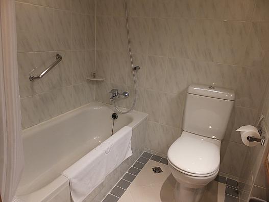 シャワーの水圧は少し低いように思います。　トイレの水の流れもそうだったんで、台湾ではそれが普通なのかな？？