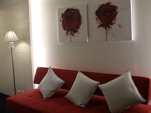 ２１６号室。ソファーが赤。