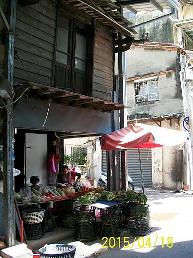 台南旧市街は小路を入るとこんな懐かしい風景に出会える。ここは八百屋さん。
