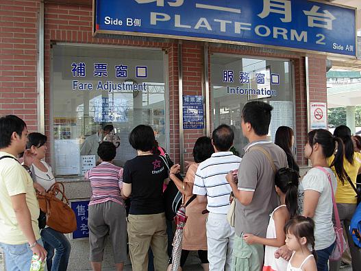 瑞芳駅で平渓線の一日票を求める人たち。