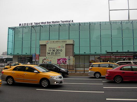 台北西駅A棟です。桃園空港行き國光バスの乗り場です。