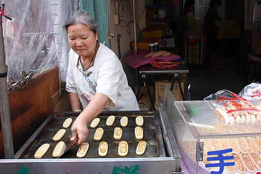牛舌餅　焼き立てをどうぞ