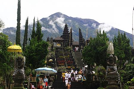 後から建てられたプナタラン・アグン・ブサキ寺院とその他の寺院