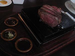 Grilled Beef Tenderloin on Hot Stone　20万ルピア＋15.5%