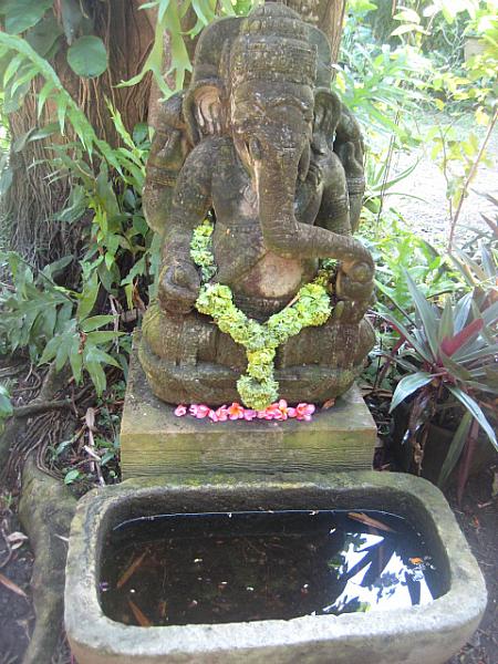 庭には花で飾られたシヴァ神が