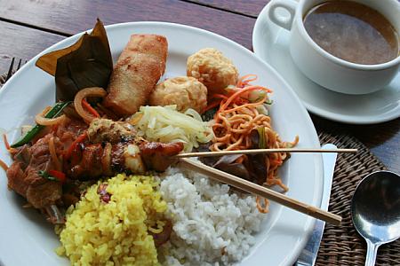 インドネシア料理のビュッフェ
