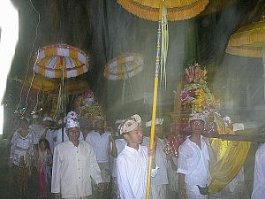 ニュピ～サカ暦の新年～ ヒンドゥー教 供え物 祈り 新年ニュピ