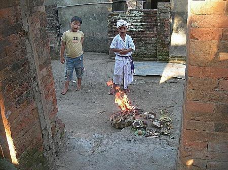 ニュピ～サカ暦の新年～ ヒンドゥー教 供え物 祈り 新年ニュピ