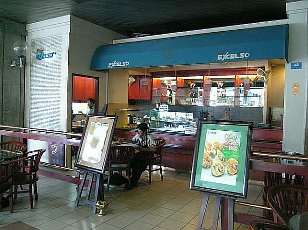 まずはターミナル入り口のすぐ手前にある「エクセルソ」。インドネシアのコーヒーチェーン店でコーヒーはもとより、サンドイッチもなかなかおいしいんです。