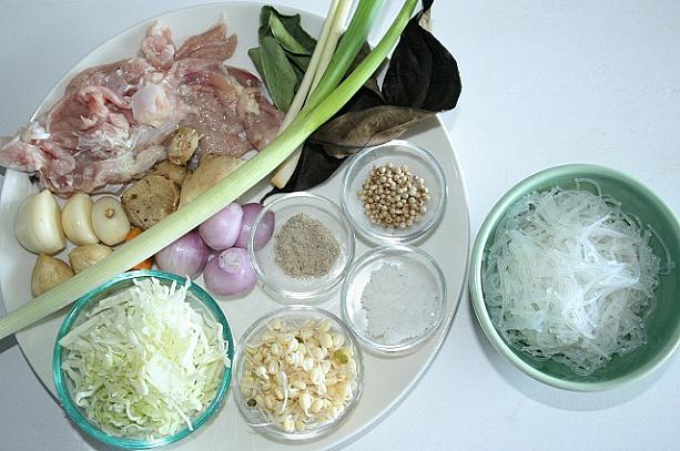 インドネシア料理を作ろう！　その7　ソト・アヤム　 ソト・アヤム チキン・スープスープ