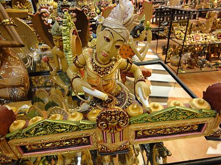 ガムラン奏者やお祈りする女性などカラフルな木彫り（12万8000ルピア～）ディスカバリー・ショッピング・モール