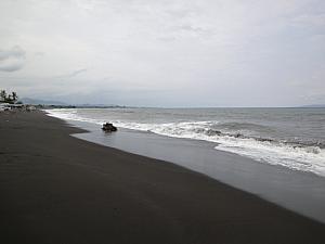 黒砂に荒々しい波が立つパンタイ・ルビー